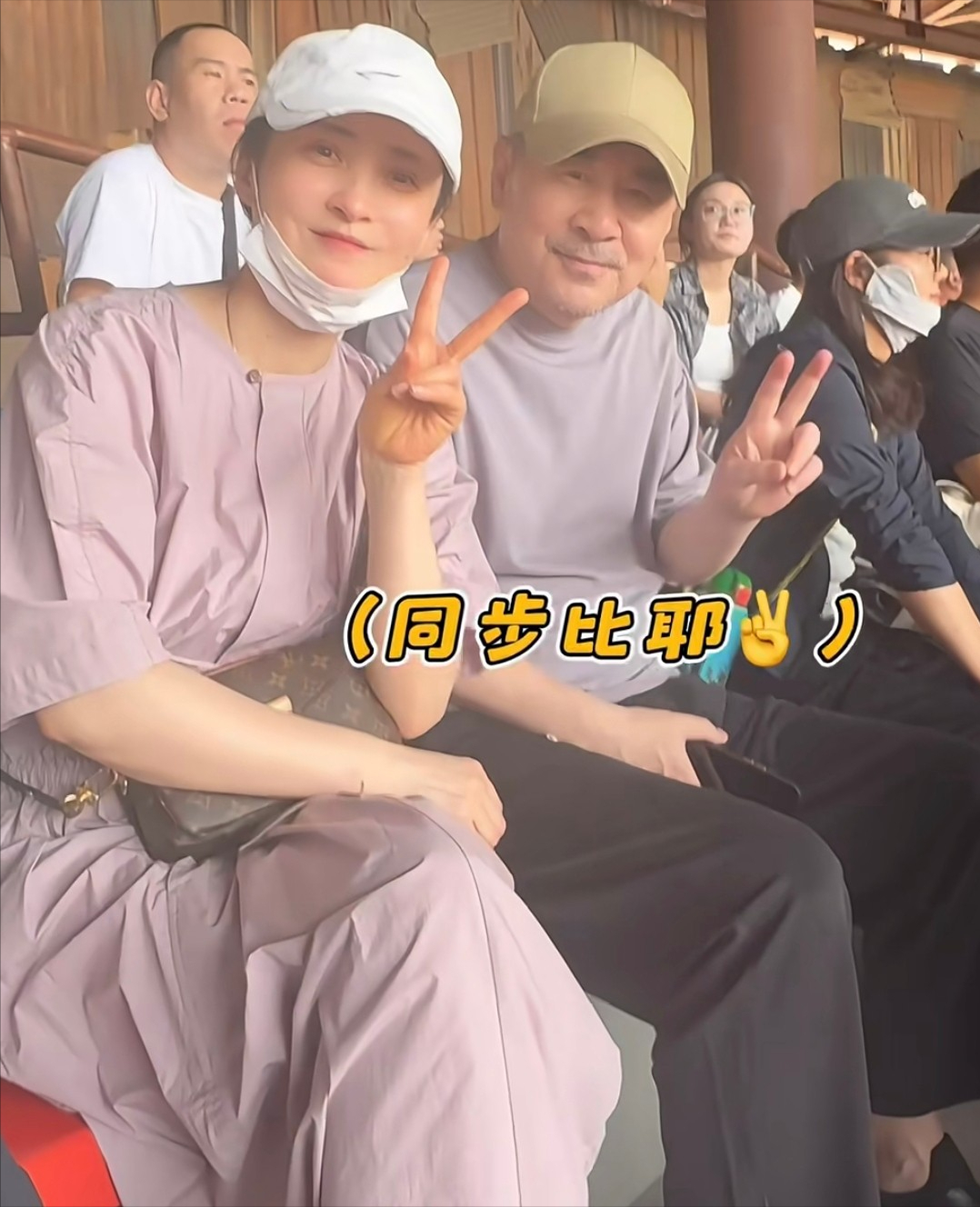 九游体育官网入口-50岁蒋勤勤带娃出游，挽陈建斌胳膊超黏人，背2万包状态碾压老公