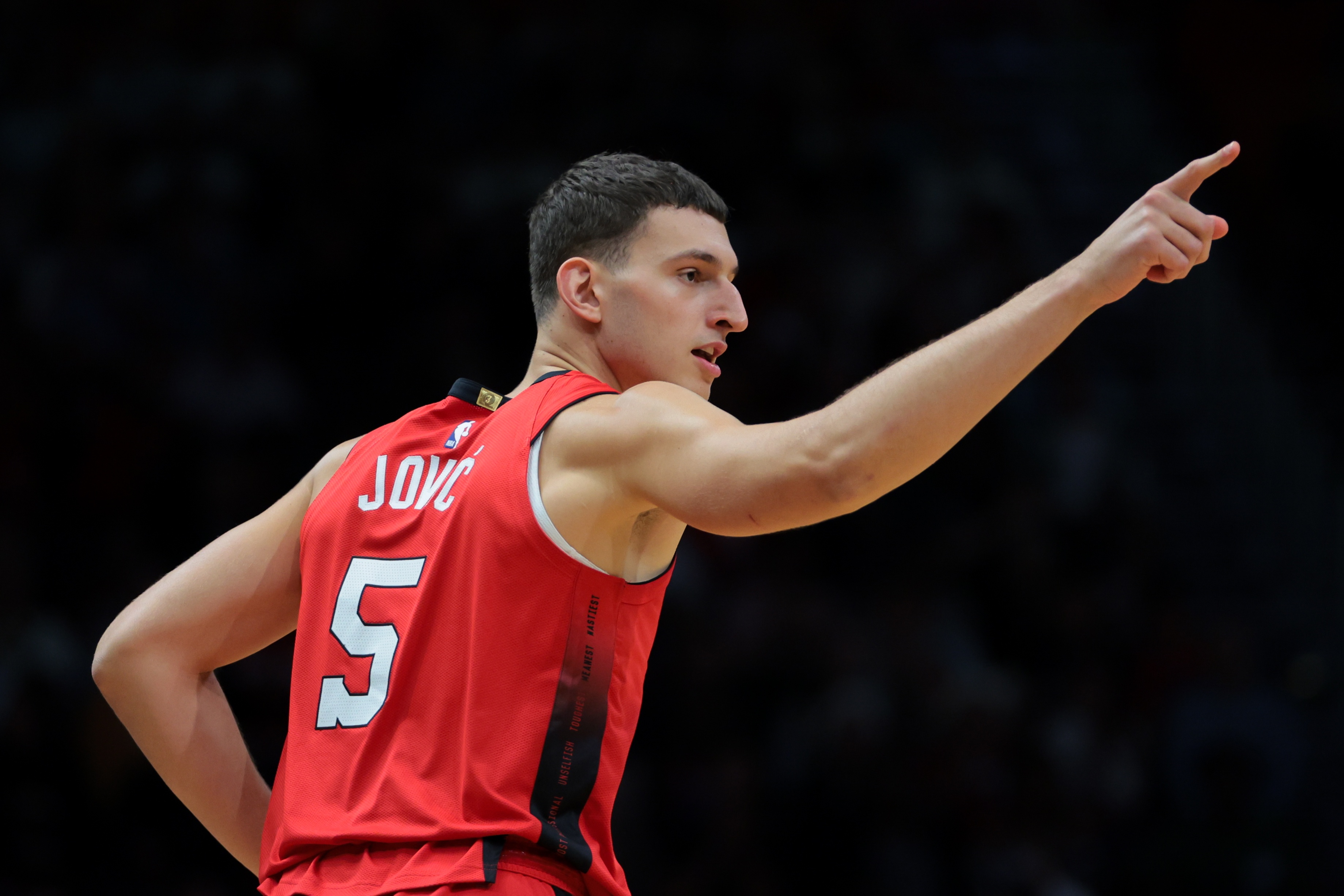 九游体育app-维金斯：我们都清楚约维奇的实力 他能打任何位置天赋太出众了