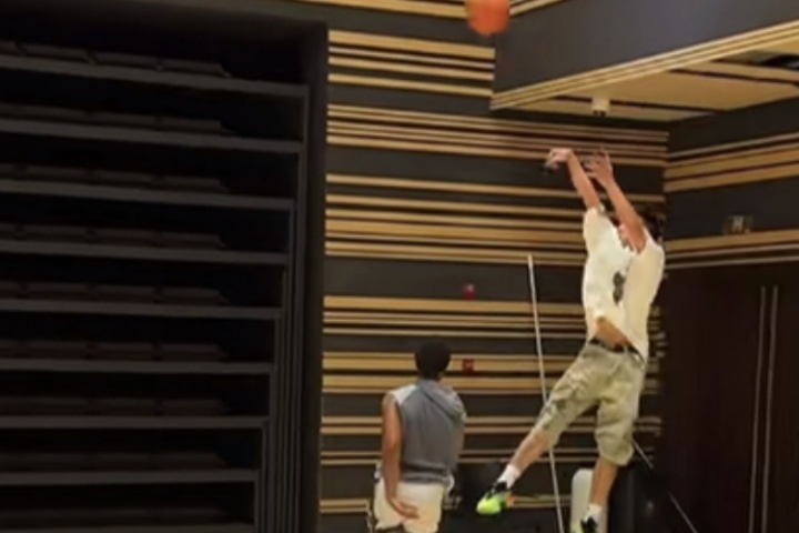 只能三次运球!吴泽加冕和美国知名训练师德文打了一个半小时单挑