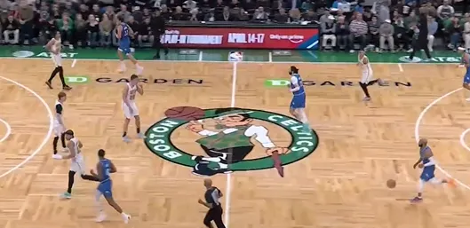 九游体育-汤杰溜底线空切上篮命中，凯尔特人三节94-81领先魔术